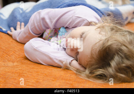 Ragazza dorme sul divano Foto Stock