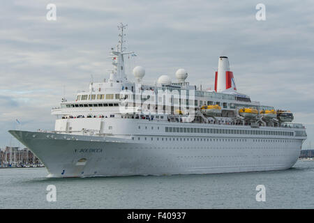 La nave da crociera MV Boudicca uscire Portsmouth, Regno Unito su 8/10/15. Nel 2019 la nave sarà noleggiata per il trasporto di D-Day veterani in Normandia, Francia. Foto Stock