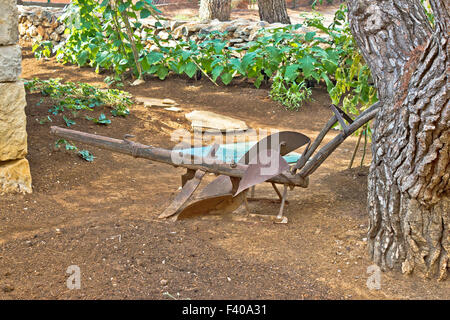 Vecchio di ferro arrugginito vista dell'aratro Foto Stock