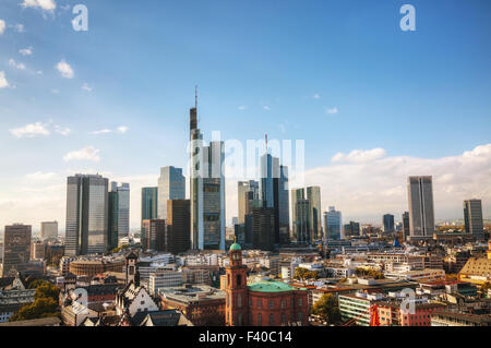 Frankfurt am Maine cityscape in una giornata di sole Foto Stock