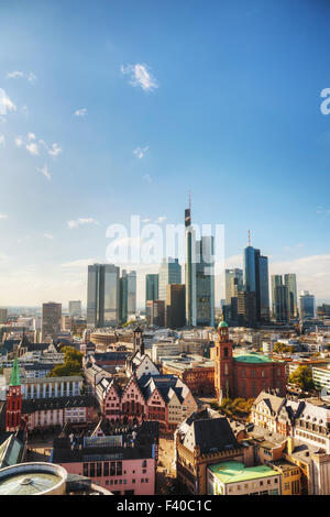 Frankfurt am Maine cityscape in una giornata di sole Foto Stock