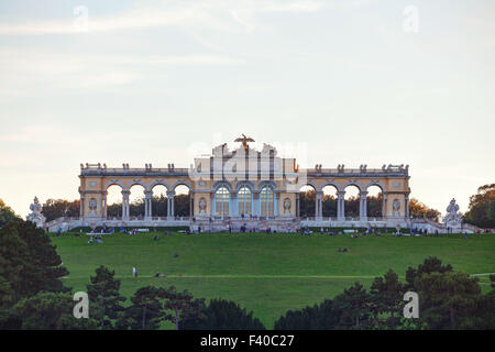 Gloriette Schonbrunn a Vienna al tramonto Foto Stock