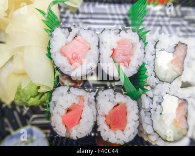Il sushi con salmone e avocado rotoli Foto Stock