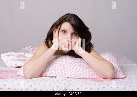 La ragazza si è svegliato di mattina mostra la linguetta Foto Stock