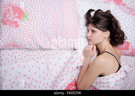 Giovane ragazza solitaria annoiato a letto Foto Stock