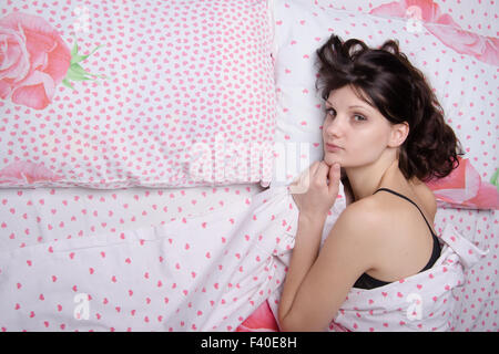 Frustrati giovane ragazza nel letto Foto Stock