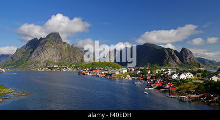 Vista sul villaggio di pescatori di Reine Foto Stock