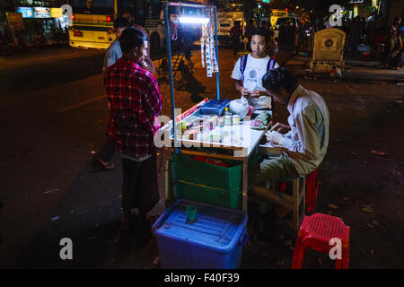 Street Market, Yangon, Myanmar, Asia Foto Stock