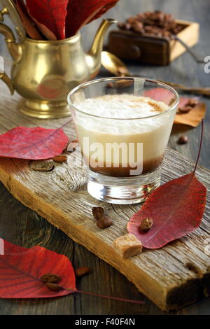 Caffè cortado e foglie di autunno. Foto Stock