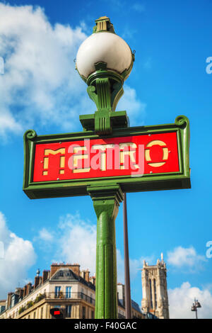 Metro firmano a Parigi, Francia Foto Stock