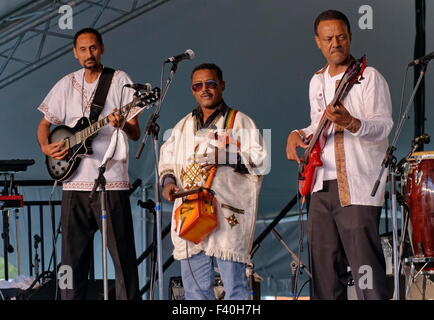 I membri del gruppo funk etiope Feedel Band suonano al Richmond Folk Festival di Richmond, Virginia. Foto Stock