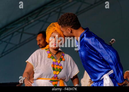 I membri del gruppo funk etiope Feedel Band suonano al Richmond Folk Festival di Richmond, Virginia Foto Stock