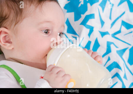 Baby bere latte formula da una bottiglia Foto Stock