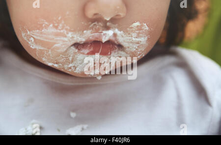 Il bambino con la bocca sporca dopo aver mangiato Foto Stock