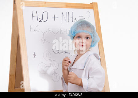 Farmacia scrive formule su una lavagna Foto Stock