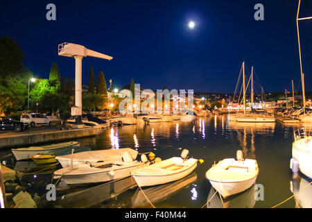 Malinska sera la vista del porto e sull'isola di Krk Foto Stock