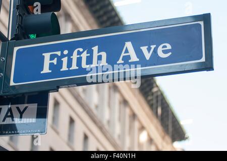 Cartello con la Fifth Avenue a New York Foto Stock