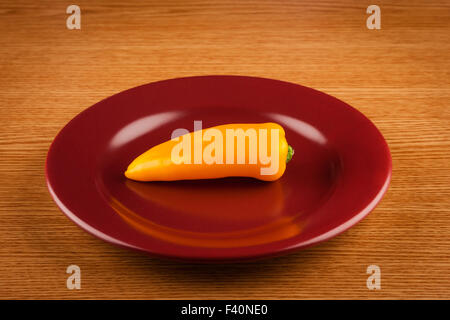 Peperone giallo su piastra Foto Stock