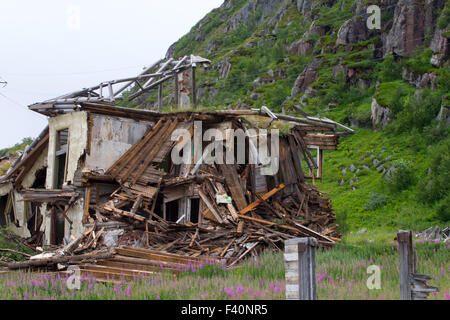 Rovine di distrutto un abbandonato casa in legno Foto Stock