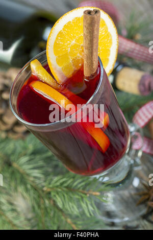 Bevanda calda di vino, spezie e frutta. Foto Stock