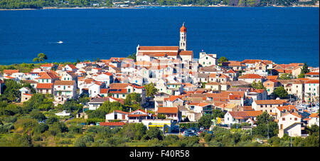 Villaggio Mediterraneo Betina sulla collina Foto Stock