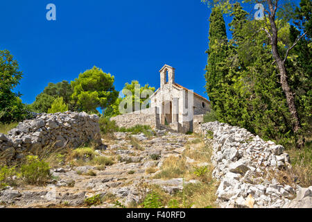 Vecchia Cappella di pietra sulla collina di Hvar Foto Stock