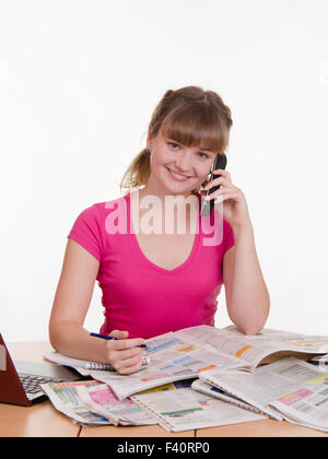 Ragazza parlando di servizi su un annuncio Foto Stock