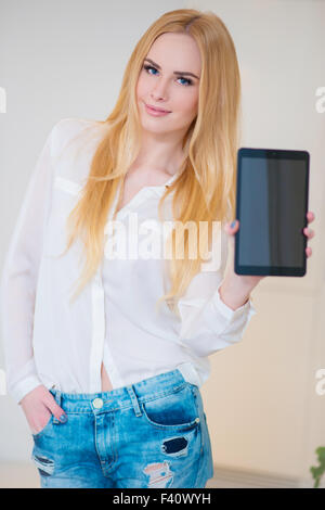 Donna attraente che mostra la sua pastiglia per la fotocamera Foto Stock