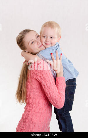 Madre e Figlio abbraccia ogni altro Foto Stock