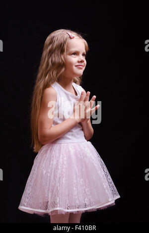 Bambina di cinque anni di attesa per un regalo Foto Stock