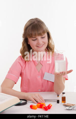 Farmacista prepara una medicina liquida Foto Stock