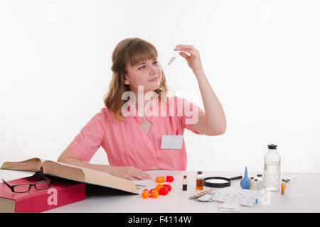 Il farmacista ritiene in polvere in un tubo di prova Foto Stock