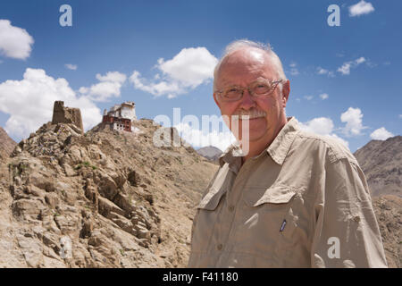 India, Jammu e Kashmir, Ladakh Leh Palace, senior turista che posano per una foto ricordo davanti o Namgyal Tsemo e Tsemo Foto Stock