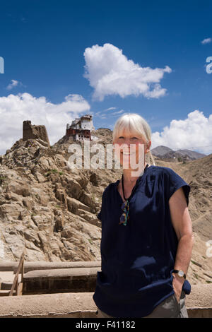 India, Jammu e Kashmir, Ladakh Leh Palace, senior turista che posano per una foto ricordo davanti o Namgyal Tsemo e Tsemo Foto Stock