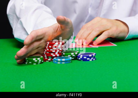 L'uomo mette nel casinò. Mano con chip Foto Stock