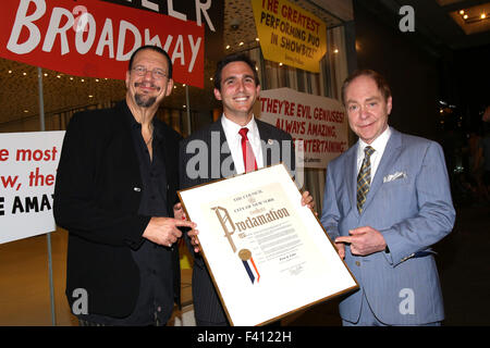 Penn e Teller su Broadway riceve un annuncio speciale dal New York City Council, tenutasi al Marquis Theatre Box Office. Dotato di: Penn Jillette, Ben Kallos, Teller dove: la città di New York, New York, Stati Uniti quando: 12 Ago 2015 Foto Stock