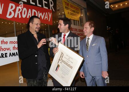 Penn e Teller su Broadway riceve un annuncio speciale dal New York City Council, tenutasi al Marquis Theatre Box Office. Dotato di: Penn Jillette, Ben Kallos, Teller dove: la città di New York, New York, Stati Uniti quando: 12 Ago 2015 Foto Stock