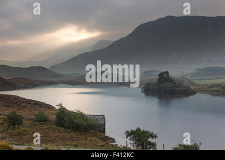 Alba sul Cader Idris 'Cadair Idris' e Cregennan laghi, Gwynedd, Snowdonia National Park, North Wales, Regno Unito Foto Stock