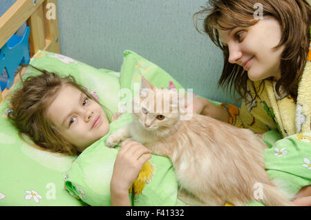 Mamma e figlia di mattina sveglio cat Foto Stock