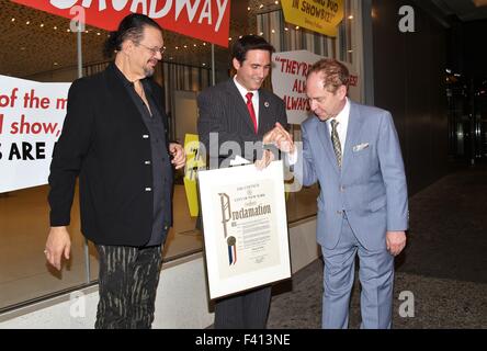 Penn e Teller su Broadway riceve un annuncio speciale dal New York City Council, tenutasi al Marquis Theatre Box Office. Dotato di: Penn Jillette, Ben Kallos, Teller dove: la città di New York, New York, Stati Uniti quando: 12 Ago 2015 Foto Stock