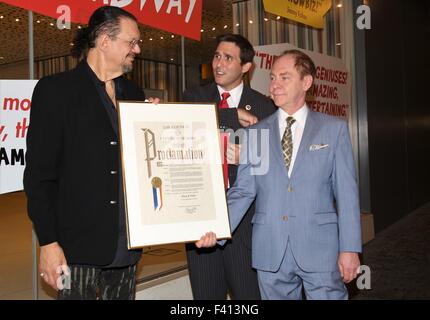 Penn e Teller su Broadway riceve un annuncio speciale dal New York City Council, tenutasi al Marquis Theatre Box Office. Dotato di: Penn Jillette, Ben Kallos, Teller dove: la città di New York, New York, Stati Uniti quando: 12 Ago 2015 Foto Stock