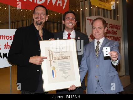 Penn e Teller su Broadway riceve un annuncio speciale dal New York City Council, tenutasi al Marquis Theatre Box Office. Dotato di: Penn Jillette, Ben Kallos, Teller dove: la città di New York, New York, Stati Uniti quando: 12 Ago 2015 Foto Stock