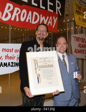 Penn e Teller su Broadway riceve un annuncio speciale dal New York City Council, tenutasi al Marquis Theatre Box Office. Dotato di: Penn Jillette, Teller dove: la città di New York, New York, Stati Uniti quando: 12 Ago 2015 Foto Stock