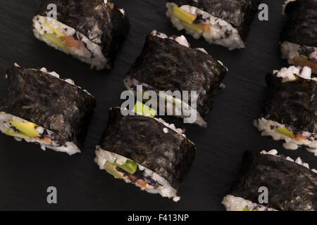 Salmone rotoli servita su una piastra Foto Stock