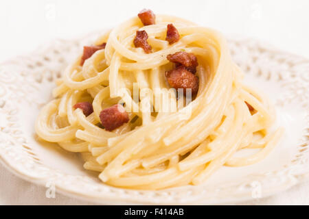 Spaghetti alla carbonara, un tipico piatto italiano Foto Stock
