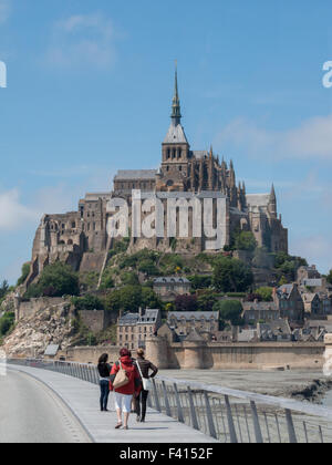 I turisti a piedi nel bridge al Mont Saint Michel Foto Stock