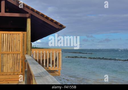 Capanna in legno con vista sul mare Foto Stock