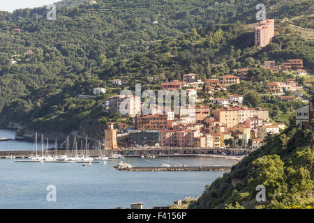 Rio Marina con il porto e la torre di avvistamento, Elba Foto Stock
