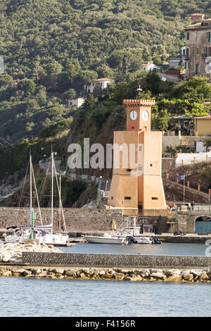 Rio Marina con il porto e la torre di avvistamento, Elba Foto Stock