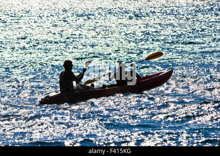 Padre e figlio kayak silhouette Foto Stock